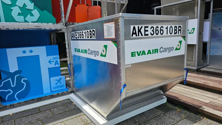 看到這貨櫃想起我以前在桃勤打櫃和卸行李的日子!