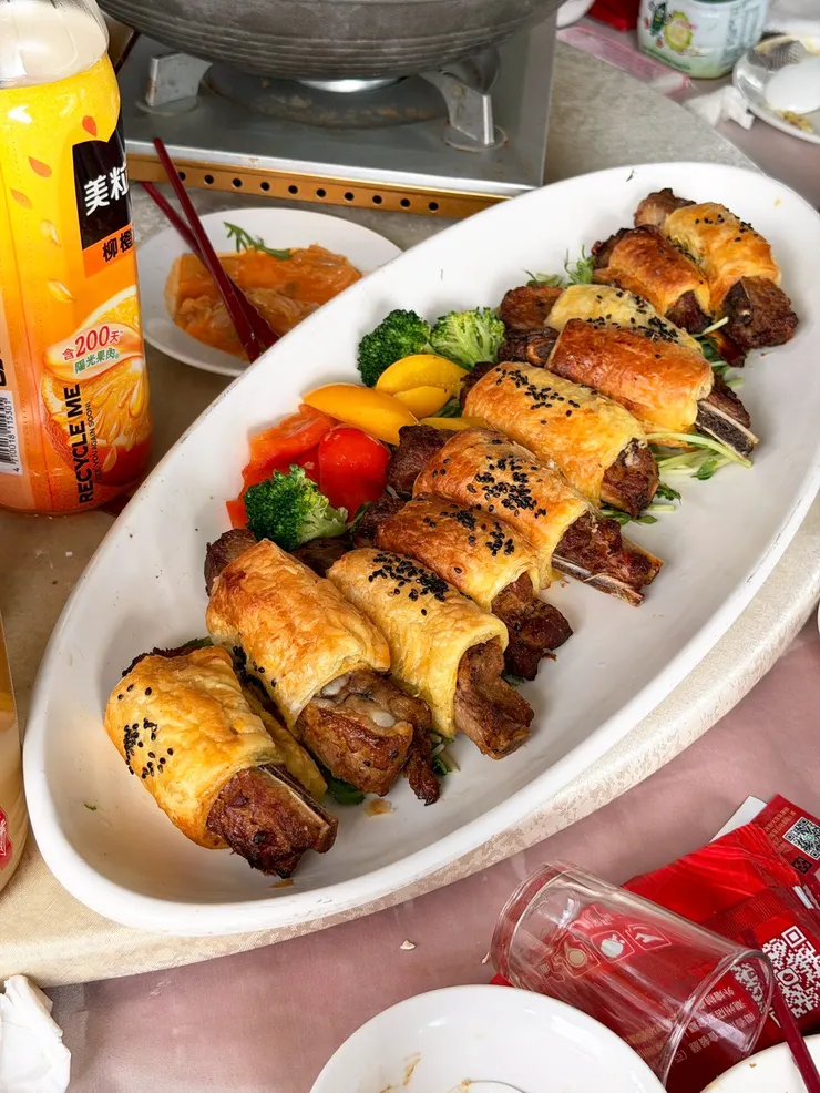 超有創意的台灣米糕與金黃酥皮肋排，展現了總鋪師的設計巧思。