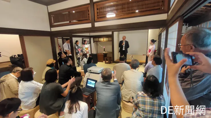 圖為基隆港務分公司副總宋益進說明招商之建物特色。(記者曾金萬/攝)