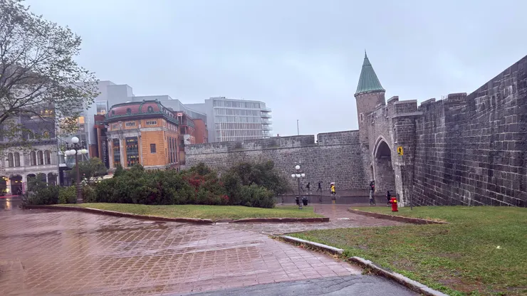 城門旁邊是一座結合劇院、餐廳的飯店，弧形屋頂引人注目。