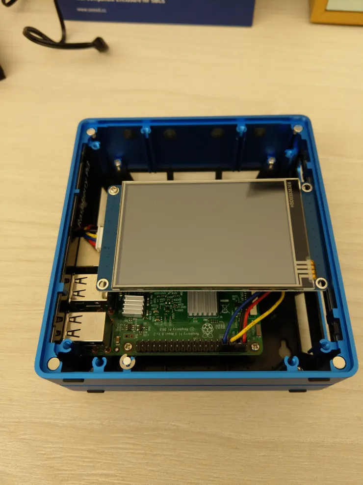 找到合適的螺柱位置把3.5吋面板也鎖上去,從上蓋透明的區域來看,應該可以塞到4吋左右的螢幕。