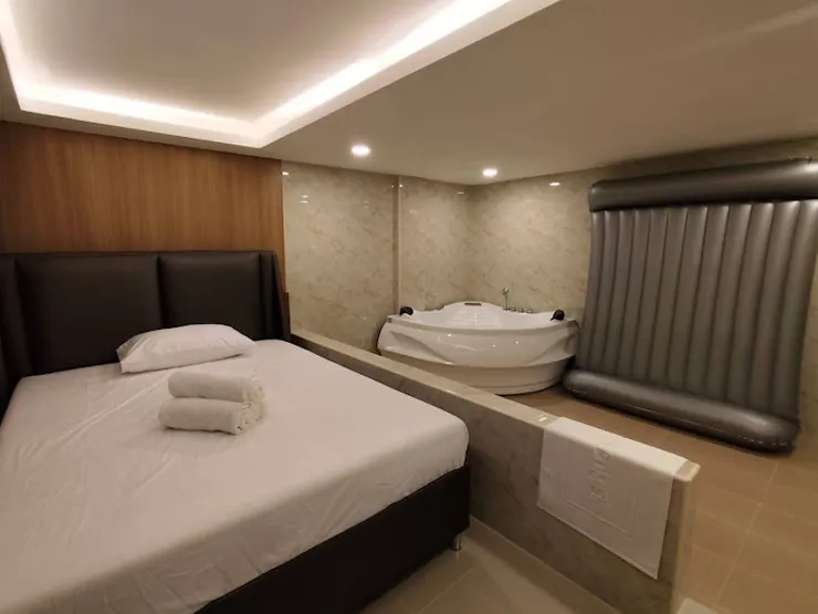 疫情後開張的情色按摩有相當大的比例都有提供氣墊和 Nuru Nuru 服務