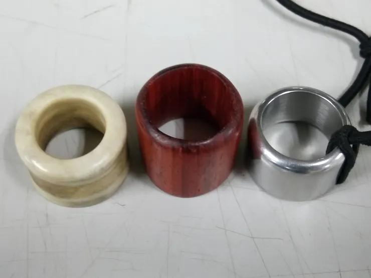 左邊那個對照的是我的筒扳指，中間和右邊那兩個是高手的筒扳指