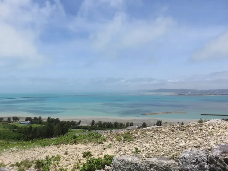 遠望沖繩的大海，肉眼看的顏色會比照片更加漂亮。
