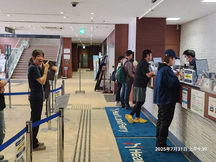 在櫃台前等候換票的NANA濕婦/攝影:同行旅伴 黃先生