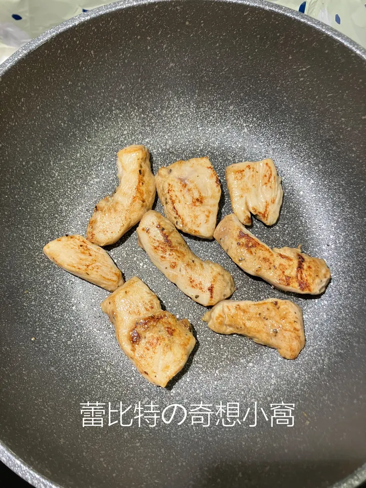 過程中雞肉表面會開始出現焦黃色