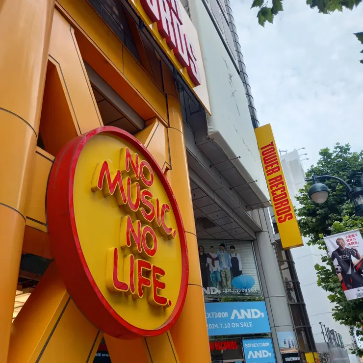 那時正值我大學室友愛團BOYNEXTDOOR日本出道,看到他們的廣告我也很開心(少數我能辨認全體成員的男團)