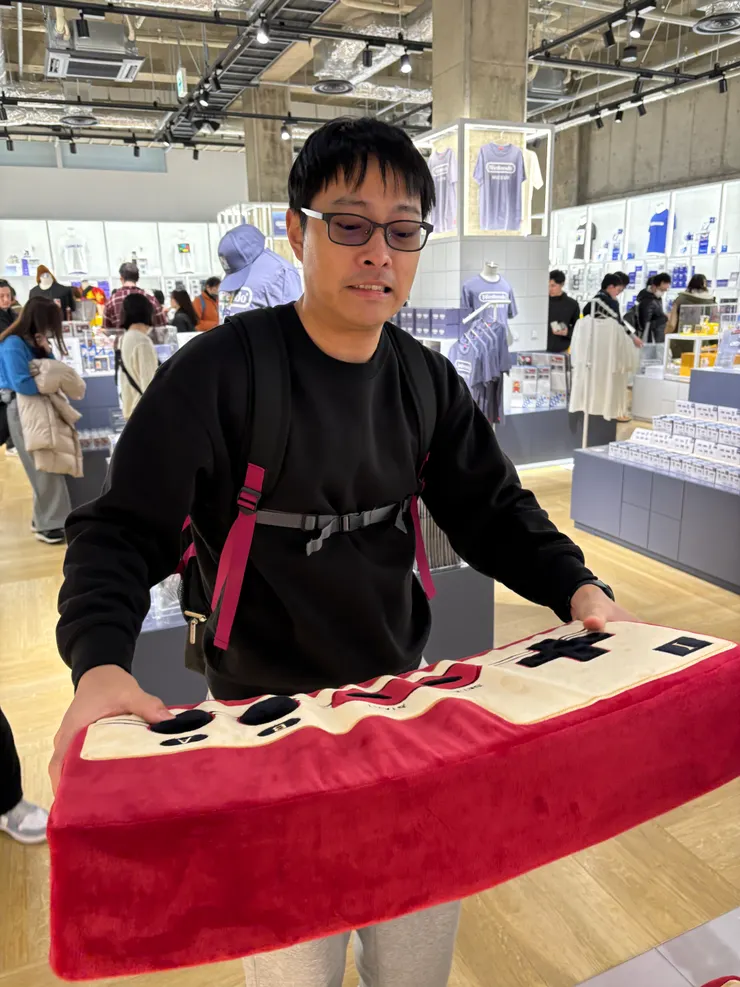 紀念品店有賣大型的遙控器抱枕，售價11000日圓且每人限購一個。考慮到很難帶回台灣…就把它放回去了。
