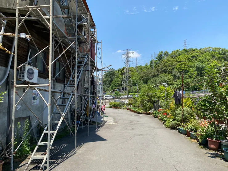 沿著文山景美運動公園前方道路走