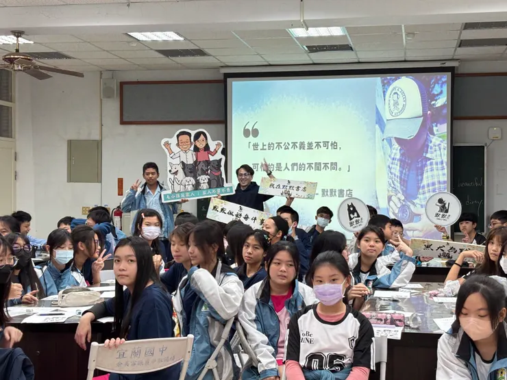 演講結束了，我站在台上，看著台下稚嫩的臉龐，彷彿也看見了當年的自己。