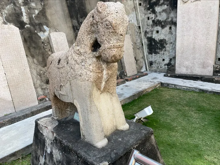 因傳說而可愛的石馬。