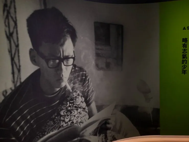 青年楊德昌的思考模樣有些喜感