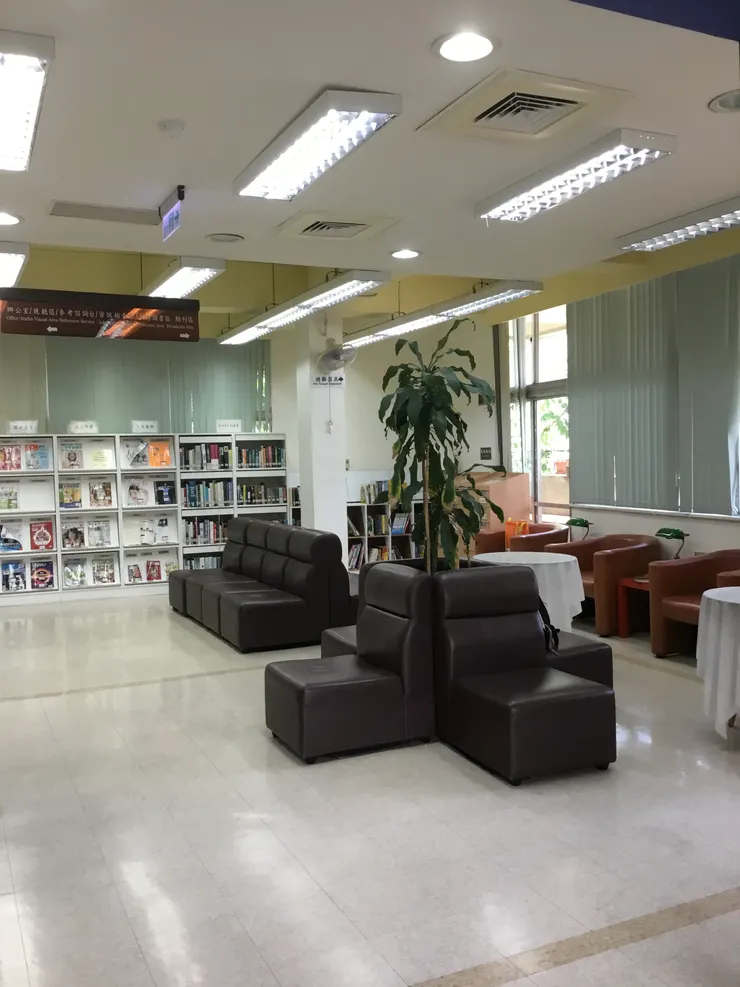 新北市圖書館永和分館一偶，老式的家具充滿著家的溫馨與幸福感。