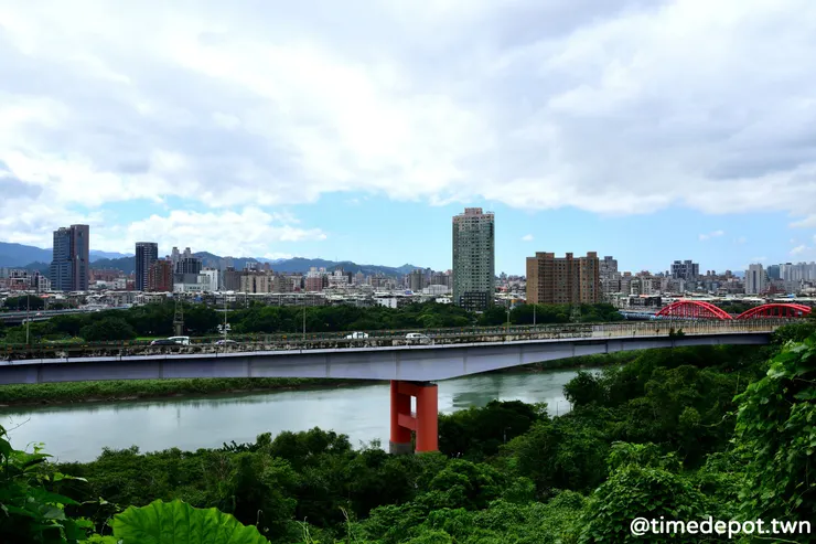 昔日臺北水道的取水口附近，如今已是人口密集的都會區