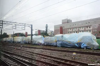 園區整修期間，展示車移到軌道上用帆布保護