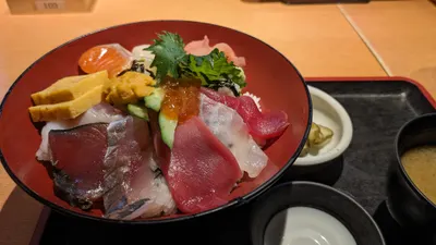 ​日本居酒屋的「海鮮丼」午餐與超划算的股東優待制度！🐟