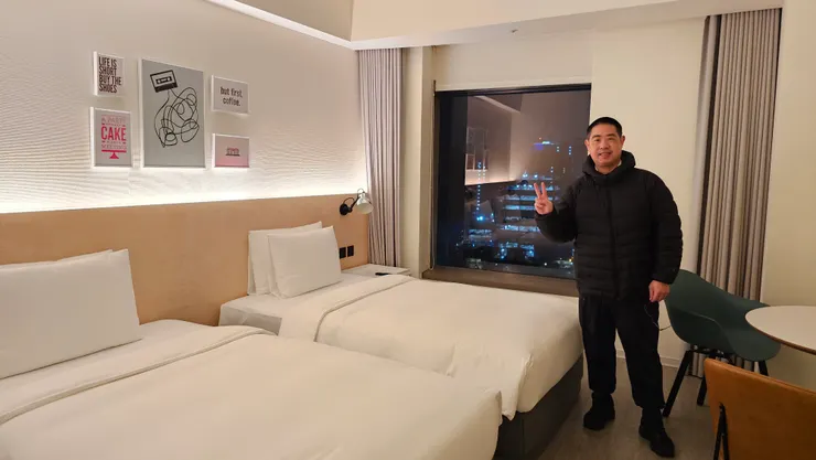 我在台北松山意舍酒店的高樓層客房內!