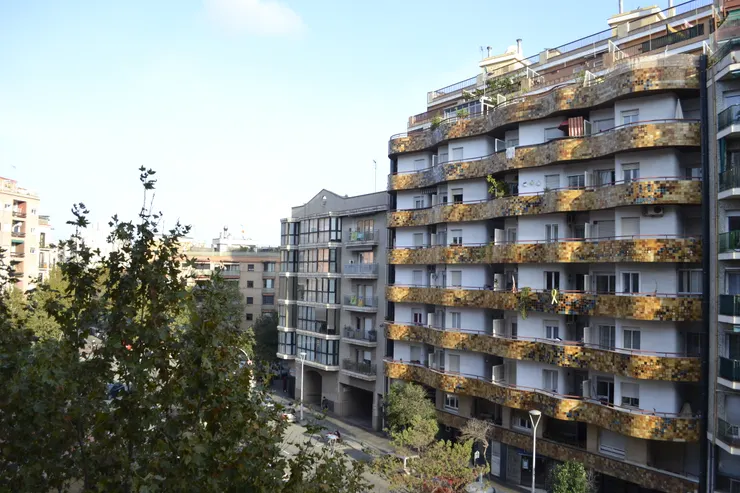 巴賽隆納的街道,隨處可見的是充滿繽紛磚瓦及獨特結構設計。