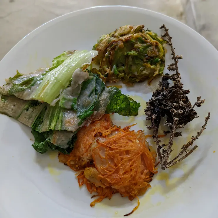 櫛瓜、白菜、紅蘿蔔煎餅與炸紫蘇