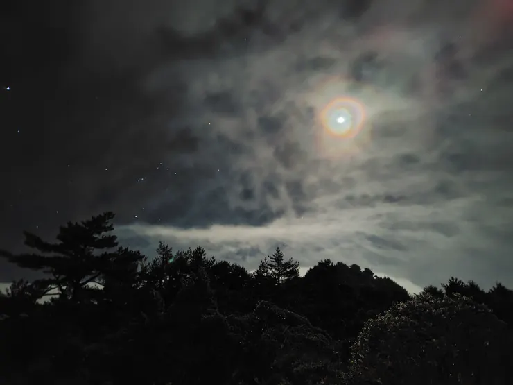 SHARP AQUOS sense8的夜拍模式拍攝滿月的夜空,效果還不錯。