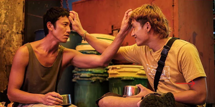 兄弟倆互相用對方額頭敲蛋，看來很親密。（Source : 官方IG。）