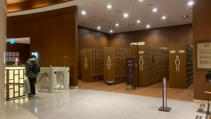 脫完鞋準備來放鬆啦。