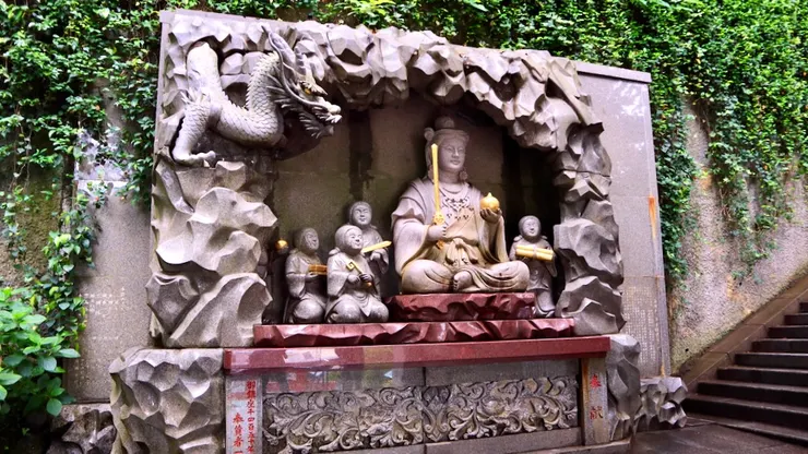 過了瑞心門後就能看到這幅石雕（photo by 小嶼 2024）