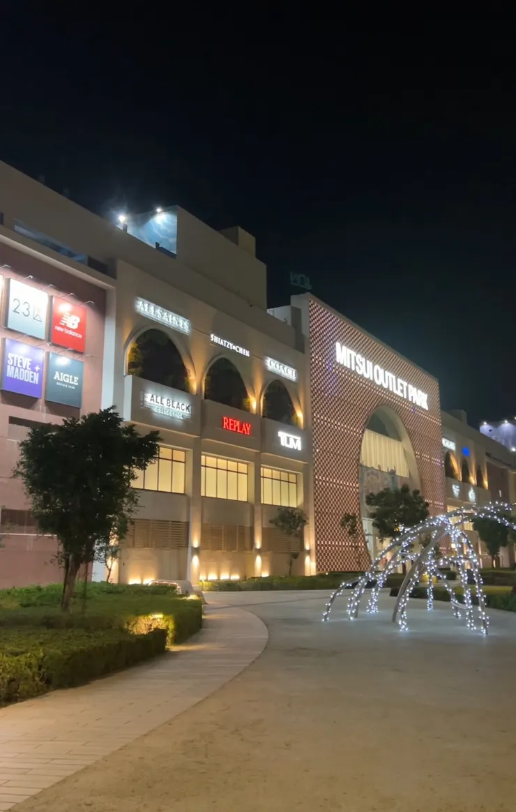 圖4 台南三井OUTLET中央廣場(外觀)