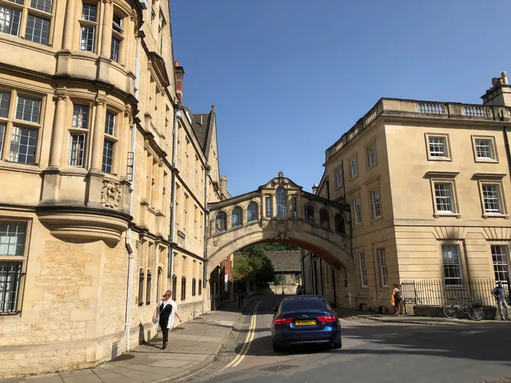 牛津劍橋建於路面上方，截然不同於劍橋康河上的嘆息橋