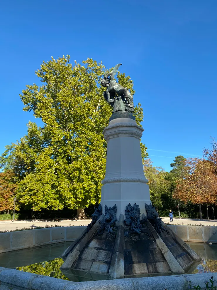 基座底部還有惡魔樣