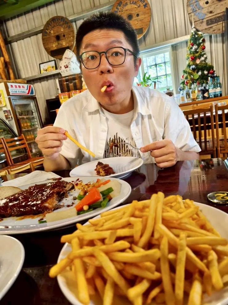 老闆看我們兩個人點一份餐點，薯條特別加量。老闆娘說是比利時薯條，吃起來很清爽不油膩，吃到最後依然酥脆。至於為何不是一般德國常見較粗的薯條，因為老闆覺得粗薯條吃起來像地瓜薯條XD