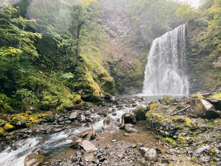 善五郎瀑布因為下雨水量豐沛