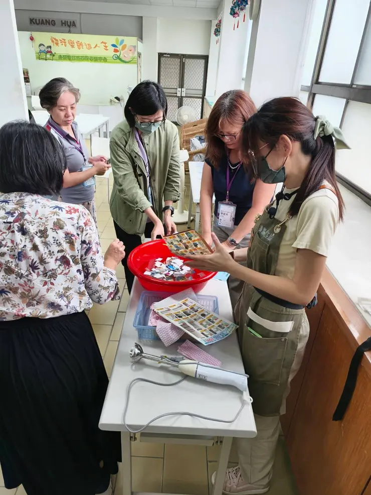 指尖的溫度。將廢紙打碎、重組,在水的流動中感受纖維的交織,這是最原始的觸覺療癒。