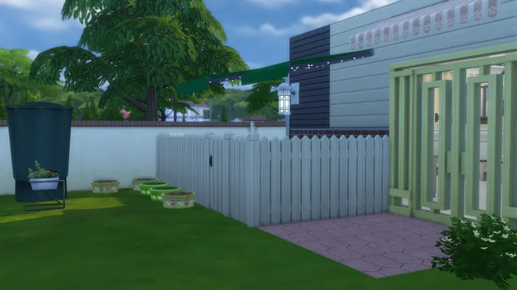 這個木圍欄內則是動物園。因為怕動物會逃出來，也怕騷擾到師生，所以圍起來。