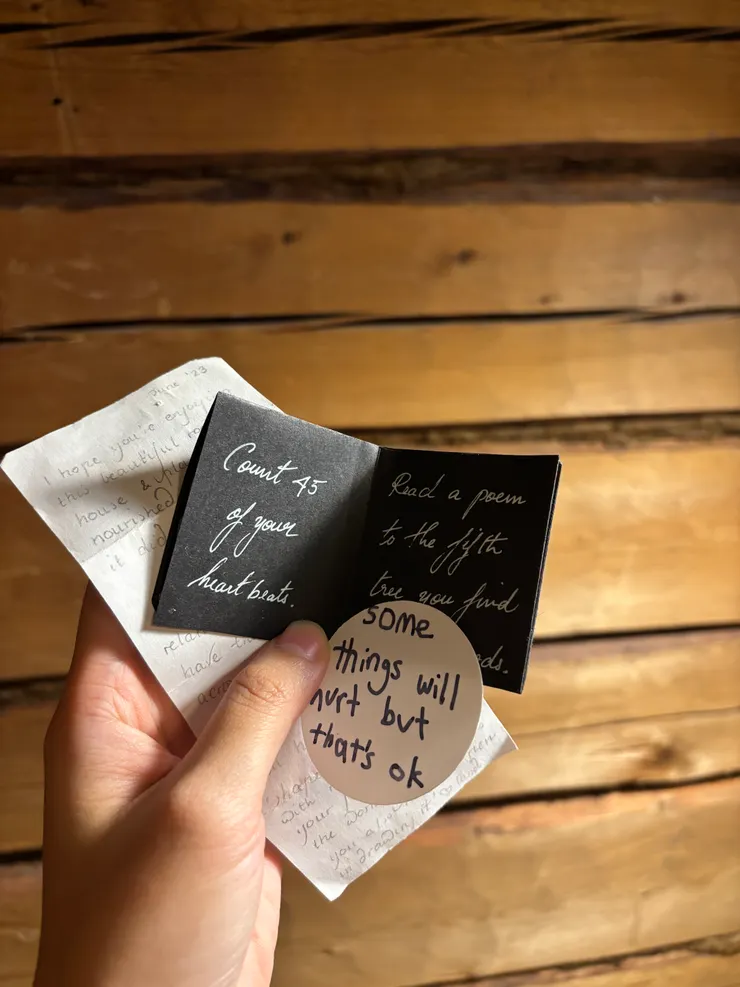 先前藝術家們留下的紙條