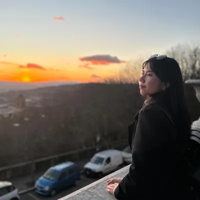 在街角的咖啡館品嚐一杯義大利