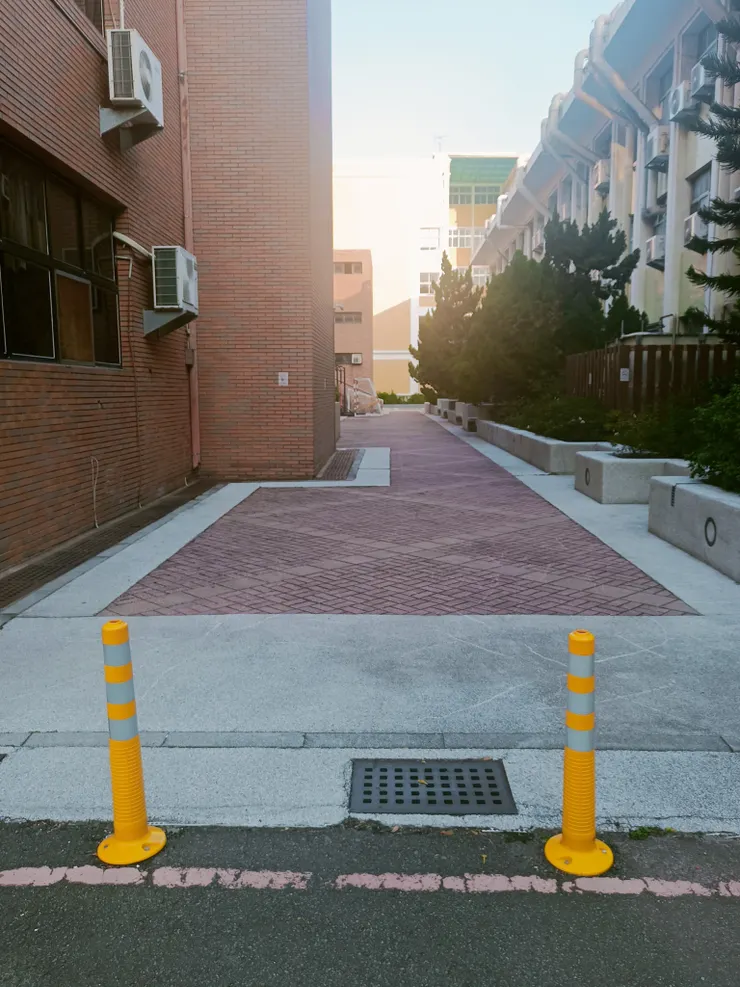 聽說和一個女生牽著手在這條路上從頭走到底，就能夠在一起一輩子