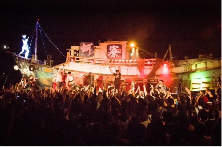 第二屆蚵寮漁村小搖滾直接將40噸重的廢棄漁船搬上舞台 資料來源：吳靜芳（2023）
