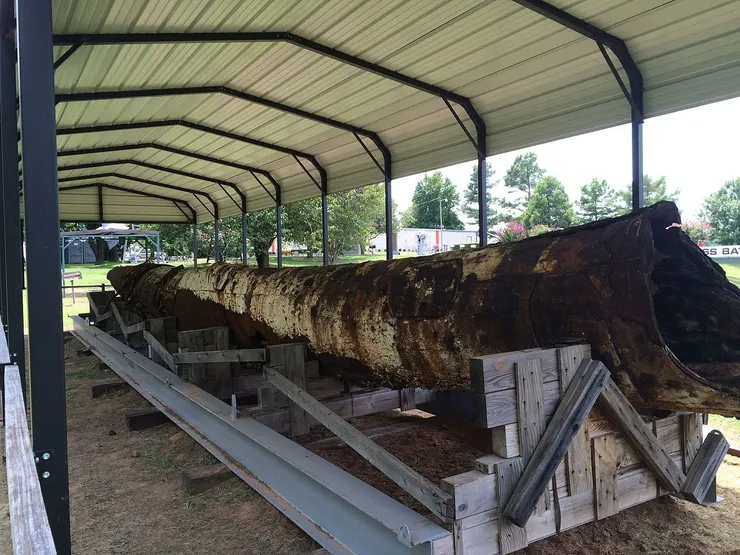 位於俄克拉荷馬州在馬斯科吉戰爭紀念公園內的「俄克拉荷馬號」桅杆,桅杆部分是海軍設置在此的。