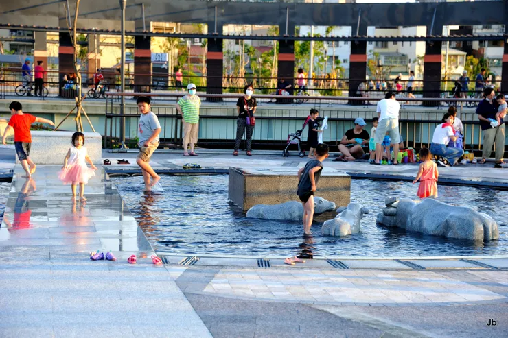 嘻鬧的孩童未來將安居何處