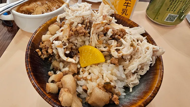也有我很愛的滷肉飯和雞肉飯可以吃!有這些古早味我就給過!