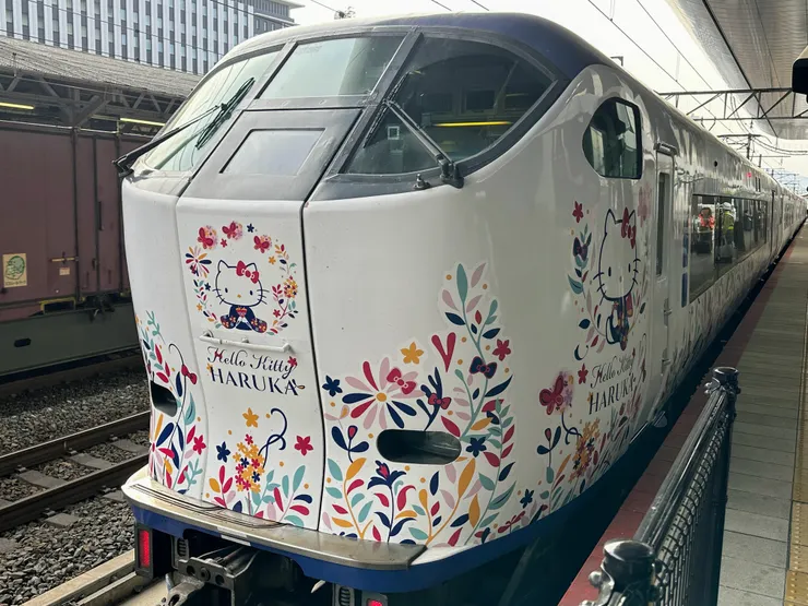 白色的車身配上Hello Kitty的彩繪是HARUKA的特色