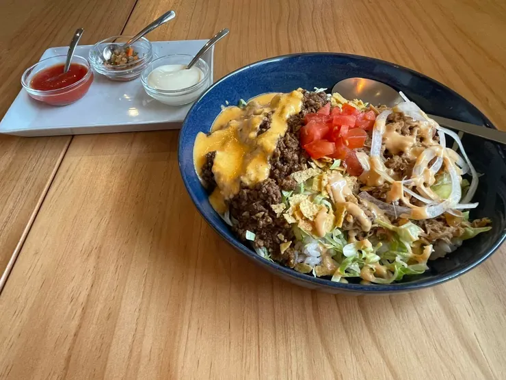 塔可飯是沖繩的特色美食。最初是當地一間餐廳的老闆為了方便招待沖繩美軍,而想出將墨西哥餅的餅皮換成白飯,沒想到從此成為沖繩國民料理。