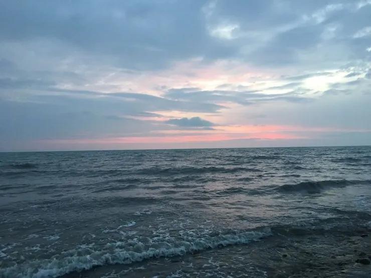 青海湖日出，可惜當日天氣不好。