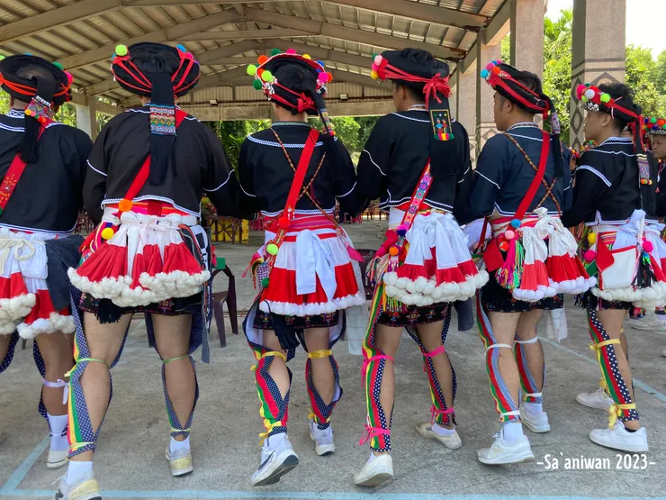 紅白相間的臀飾