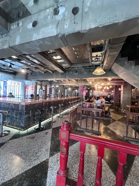 銀行櫃檯窗口、紅色木欄杆，photo by bookarchery