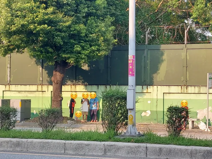 對面等公車的一家人 / 林鴻鈞@並木居