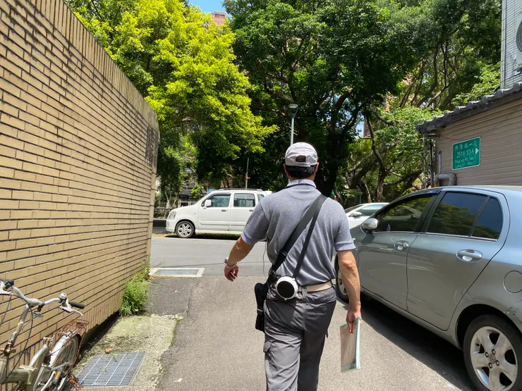 離開興隆路251巷10弄，來到興隆路一段251巷。河流流往對面的景豐公園