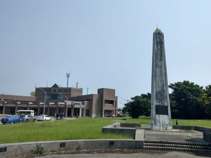 和平車站及北迴鐵路殉職人員紀念碑。