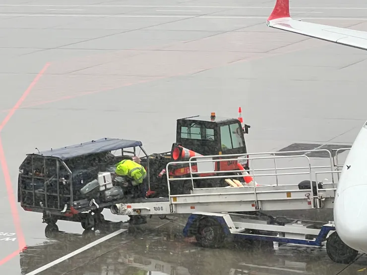 又看到自己行李上飛機,天氣冷又下雨,地勤上行李好辛苦,我發誓以後我行李不超重